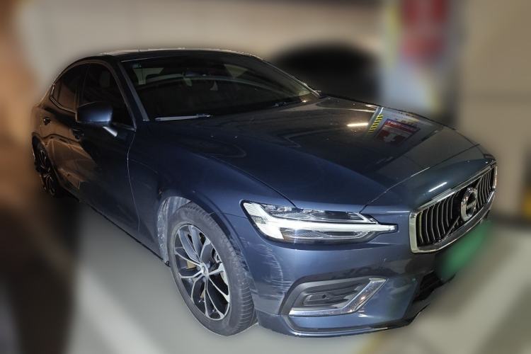 Used Volvo S60 2022 B4 Zhiyi Luxury Edition Front Right 45 Deg