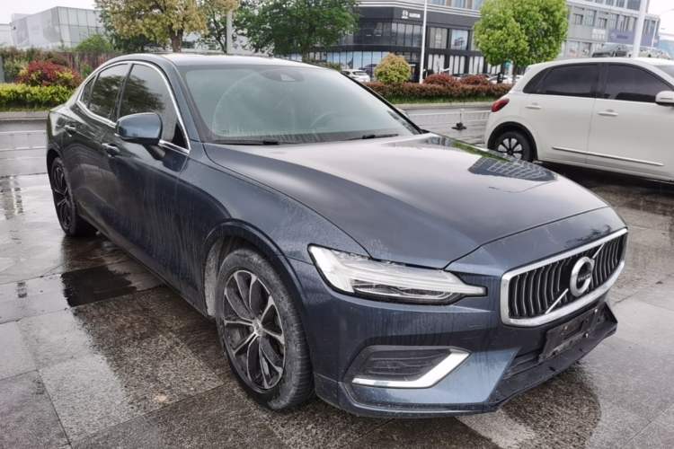 Used Volvo S60 2022 B4 Zhiyi Luxury Edition Front Right 45 Deg