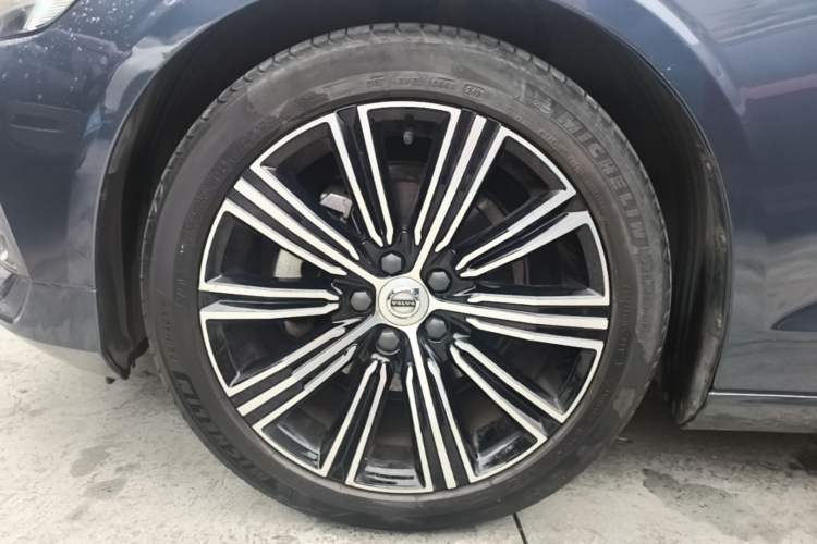 Used Volvo S60 2022 B4 Zhiyuan Luxury Edition Left Front Wheel Hub