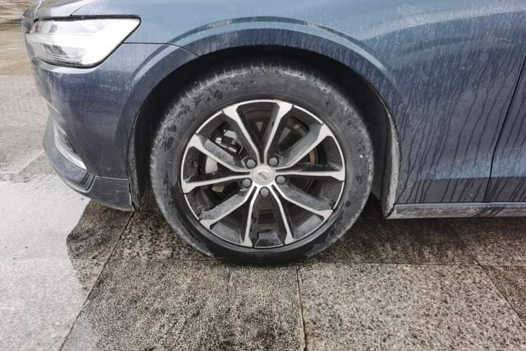 Used Volvo S60 2022 B4 Zhiyi Luxury Edition Left Front Wheel Hub