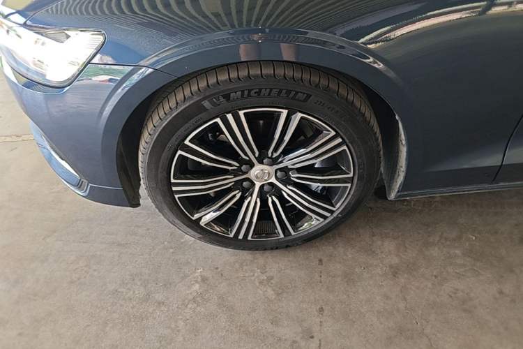 Used Volvo S60 2022 B4 Zhiyuan Luxury Edition Left Front Wheel Hub