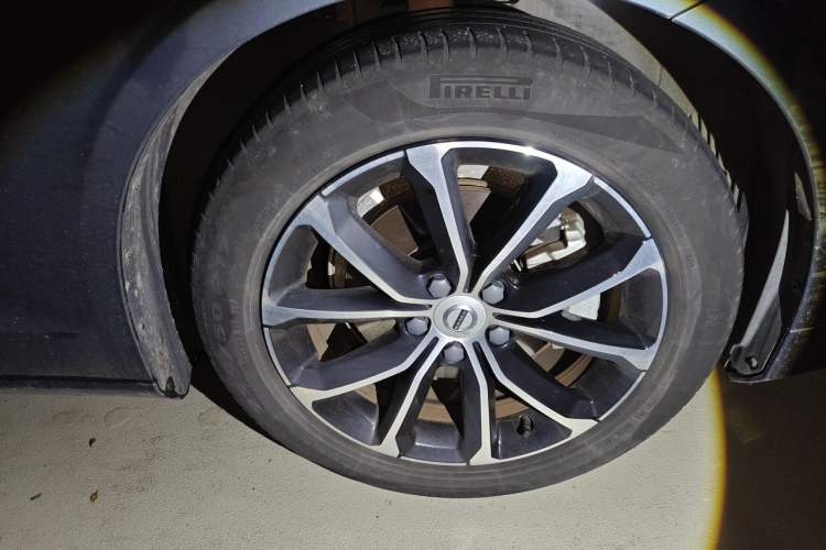 Used Volvo S60 2022 B4 Zhiyi Luxury Edition Right Front Wheel Hub