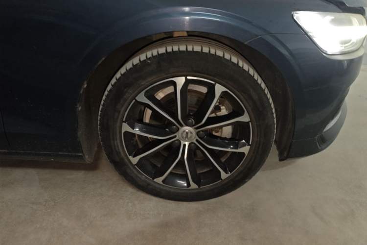 Used Volvo S60 2022 B4 Zhiyi Luxury Edition Right Front Wheel Hub