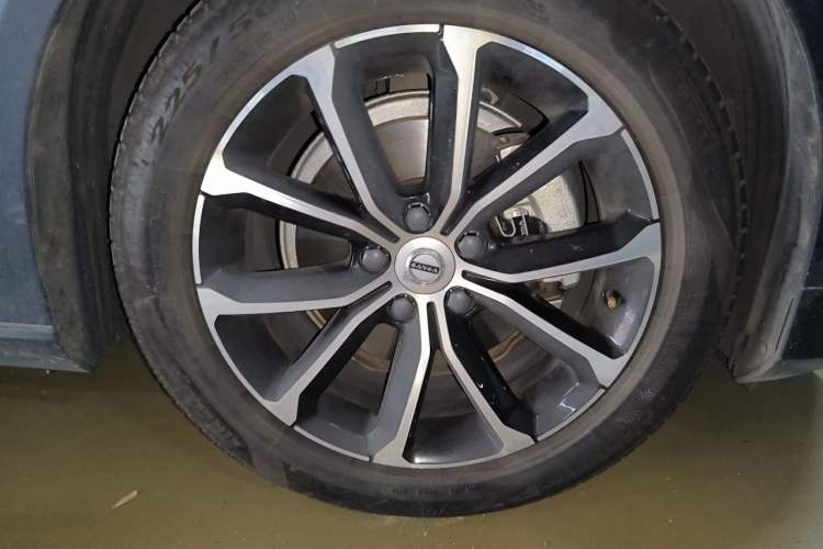 Used Volvo S60 2022 B4 Zhiyi Luxury Edition Right Front Wheel Hub