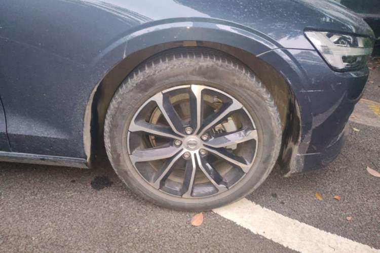 Used Volvo S60 2022 B4 Zhiyi Luxury Edition Right Front Wheel Hub