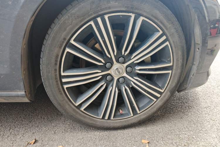 Used Volvo S60 2022 B4 Zhiyuan Luxury Edition Right Front Wheel Hub