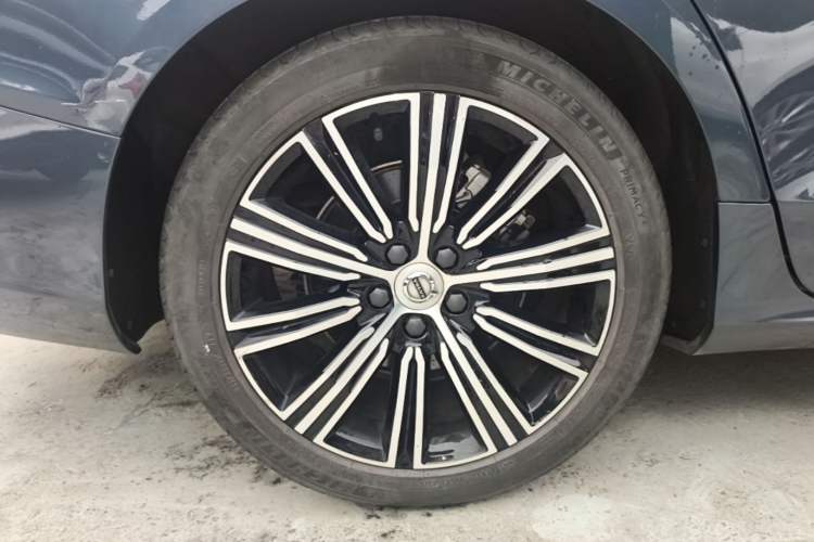 Used Volvo S60 2022 B4 Zhiyuan Luxury Edition Right Rear Wheel Hub