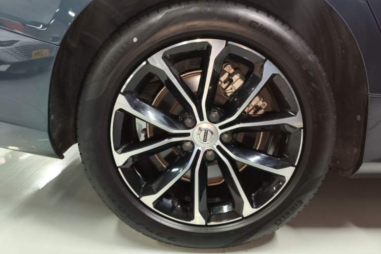 Used Volvo S60 2022 B4 Zhiyi Luxury Edition Right Rear Wheel Hub