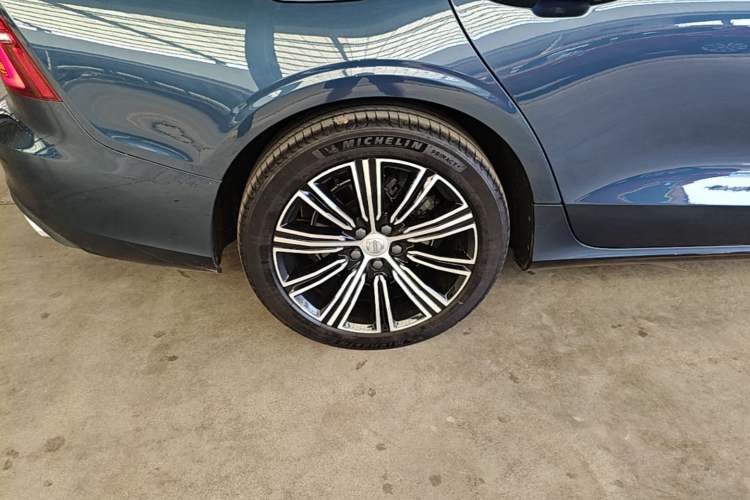 Used Volvo S60 2022 B4 Zhiyuan Luxury Edition Right Rear Wheel Hub