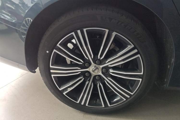 Used Volvo S60 2022 B4 Zhiyuan Luxury Edition Right Rear Wheel Hub