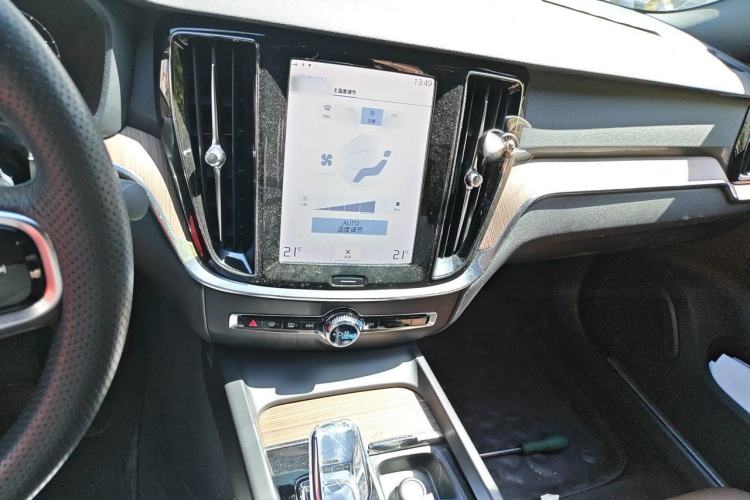 Used Volvo S60 2022 B4 Zhiyuan Luxury Edition Audio And AC Panel