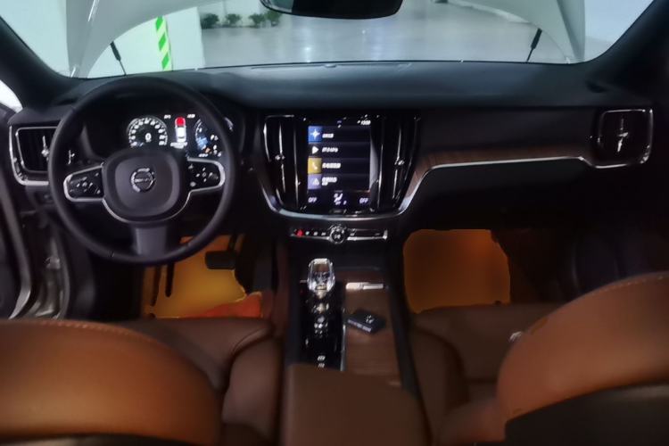 Used Volvo S60 2022 B4 Zhiyuan Luxury Edition Center Console