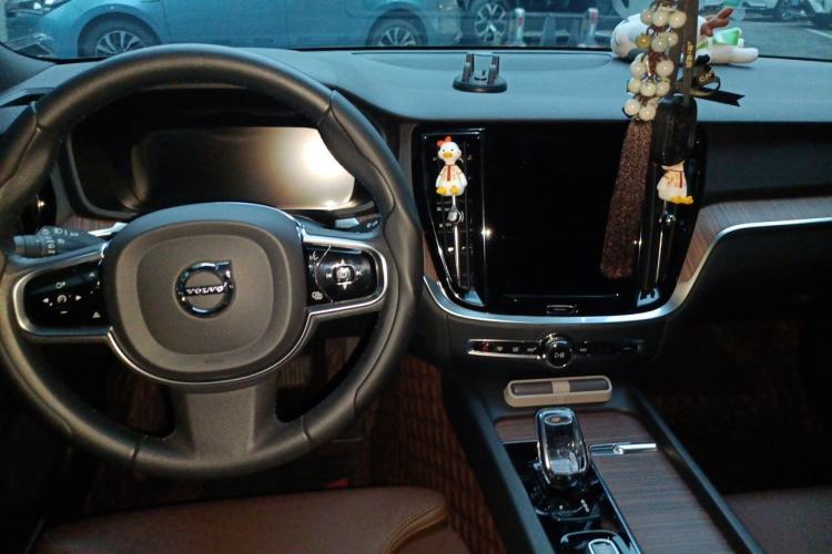 Used Volvo S60 2022 B4 Zhiyuan Luxury Edition Center Console