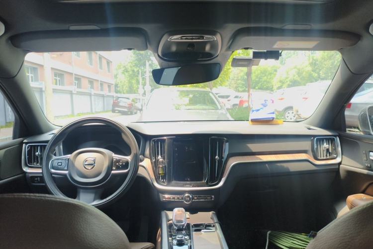 Used Volvo S60 2022 B4 Zhiyuan Luxury Edition Center Console