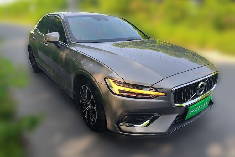 Used Volvo S60 2022 B4 Zhiyi Luxury Edition Front Right 45 Deg