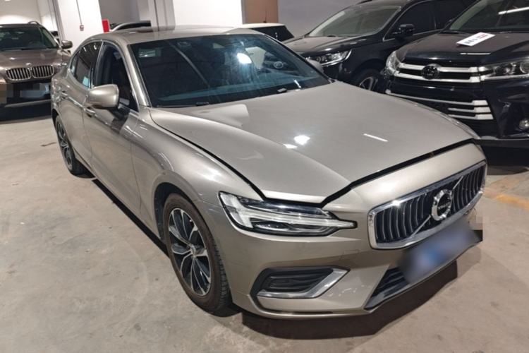 Used Volvo S60 2022 B4 Zhiyi Luxury Edition Front Right 45 Deg