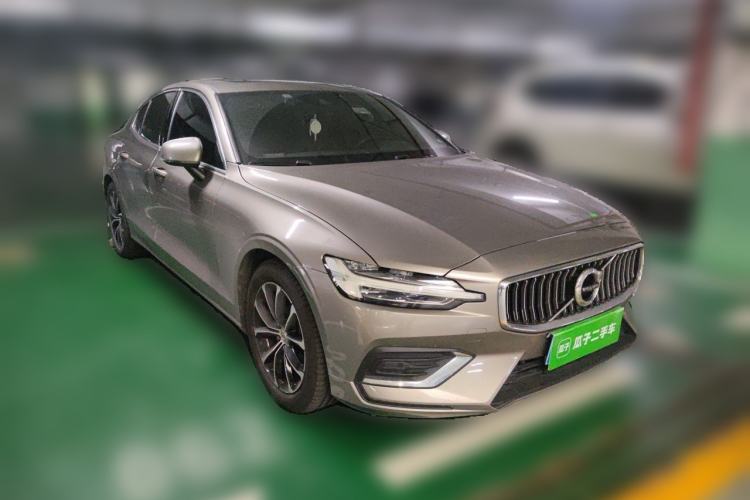 Used Volvo S60 2022 B4 Zhiyi Luxury Edition Front Right 45 Deg