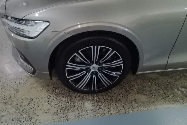 Used Volvo S60 2022 B4 Zhiyuan Luxury Edition Left Front Wheel Hub