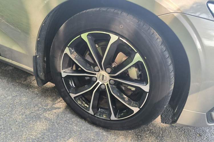 Used Volvo S60 2022 B4 Zhiyi Luxury Edition Right Front Wheel Hub