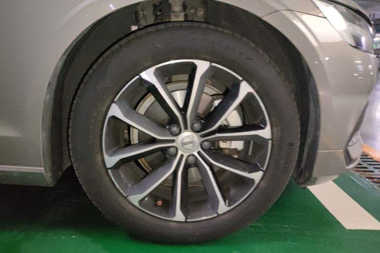 Used Volvo S60 2022 B4 Zhiyi Luxury Edition Right Front Wheel Hub
