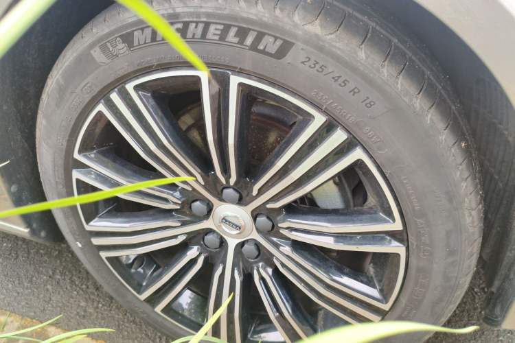 Used Volvo S60 2022 B4 Zhiyuan Luxury Edition Right Front Wheel Hub
