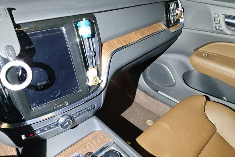 Used Volvo S60 2022 B4 Zhiyuan Luxury Edition Audio And AC Panel