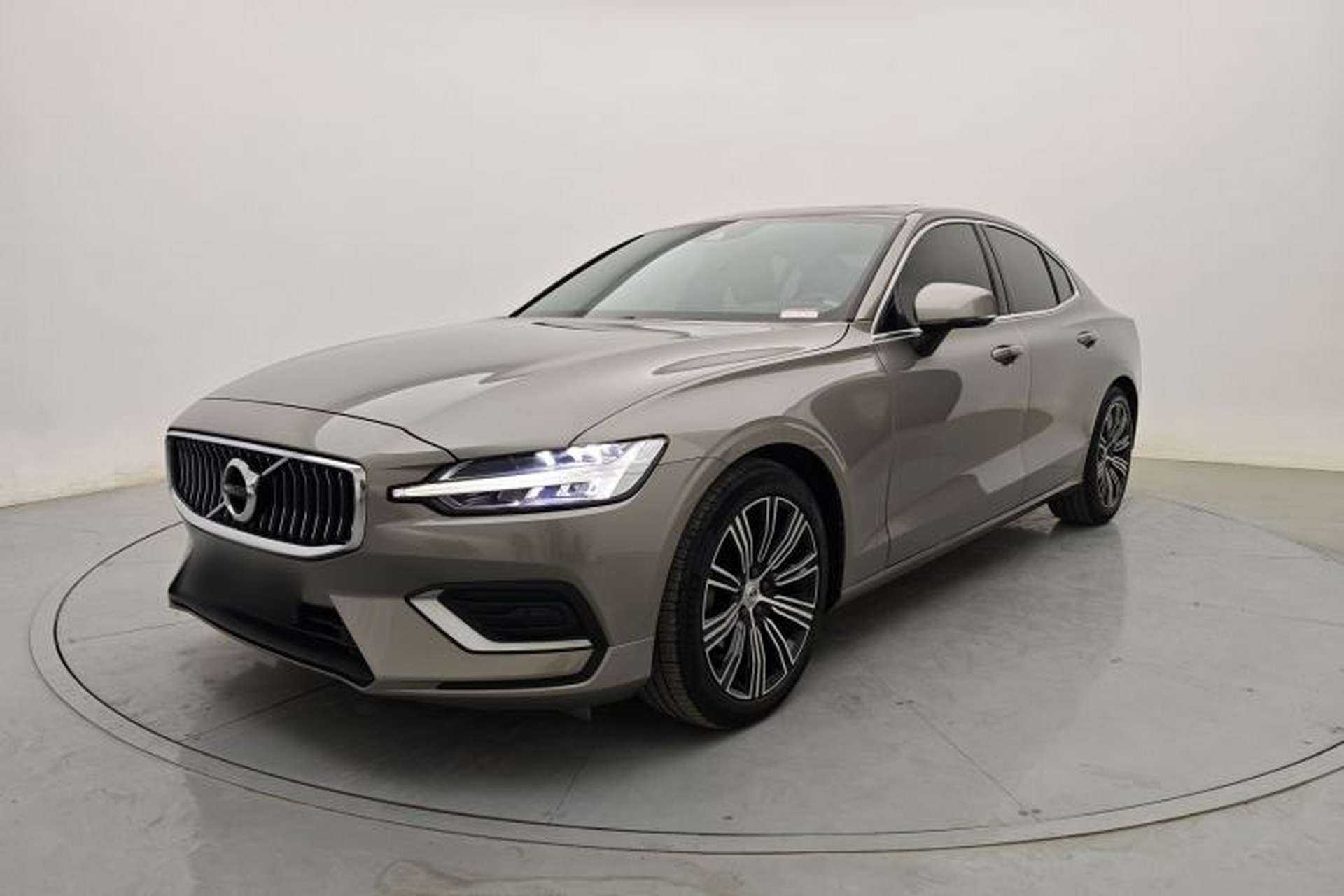 Used Volvo S60 2022 B4 Zhiyuan Luxury Edition Front Left 45 Deg