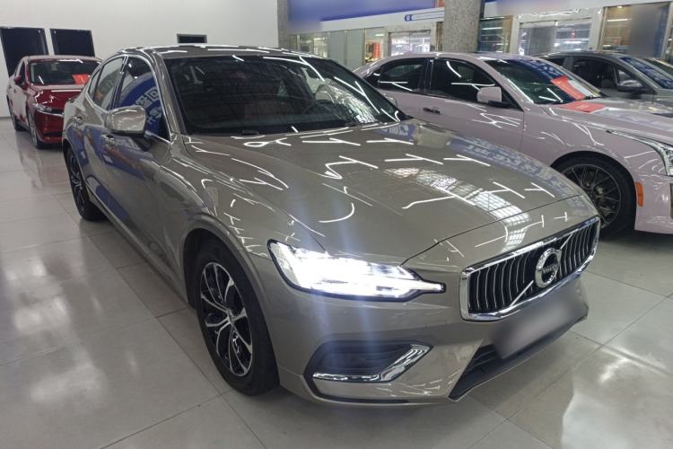 Used Volvo S60 2022 B4 Zhiyi Luxury Edition Front Right 45 Deg
