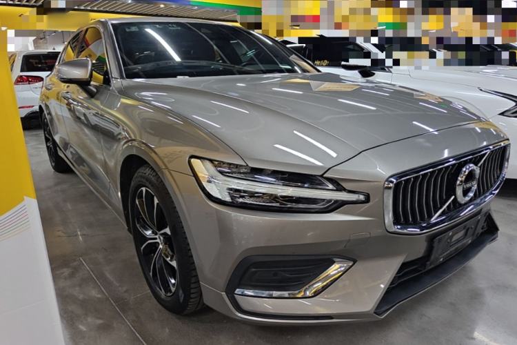 Used Volvo S60 2022 B4 Zhiyi Luxury Edition Front Right 45 Deg
