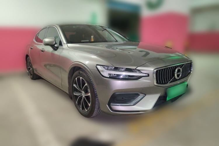 Used Volvo S60 2022 B4 Zhiyi Luxury Edition Front Right 45 Deg