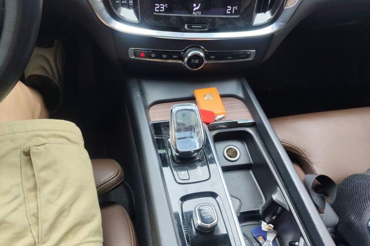 Used Volvo S60 2022 B4 Zhiyuan Luxury Edition Gear Lever