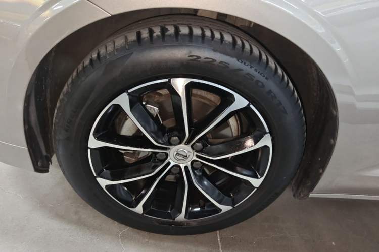 Used Volvo S60 2022 B4 Zhiyi Luxury Edition Left Front Wheel Hub