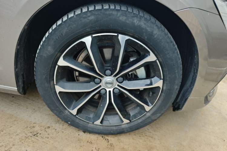 Used Volvo S60 2022 B4 Zhiyi Luxury Edition Right Front Wheel Hub