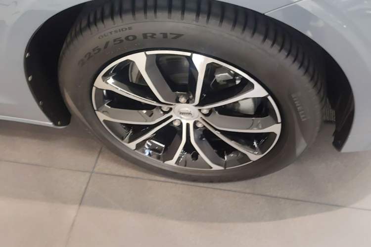 Used Volvo S60 2022 B4 Zhiyi Luxury Edition Right Front Wheel Hub