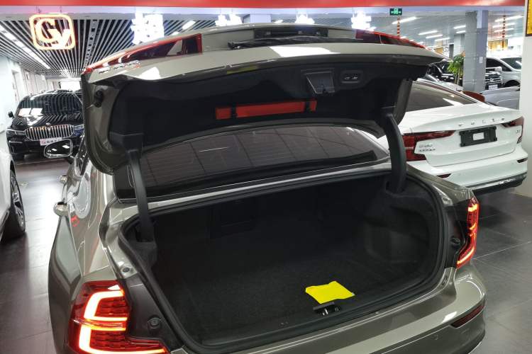 Used Volvo S60 2022 B4 Zhiyuan Luxury Edition Trunk