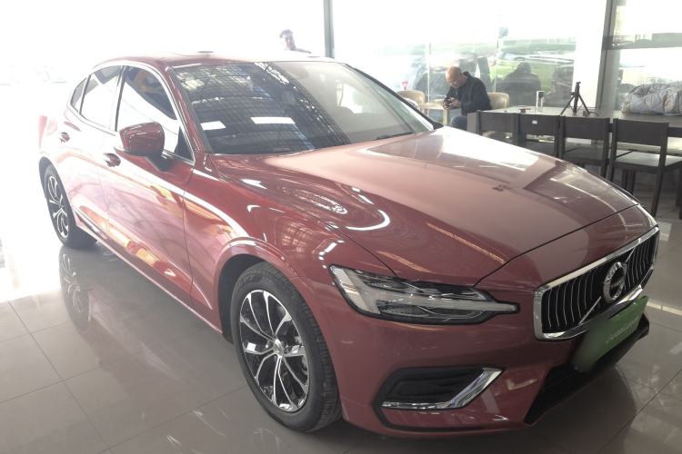 Used Volvo S60 2022 B4 Zhiyi Luxury Edition Front Right 45 Deg