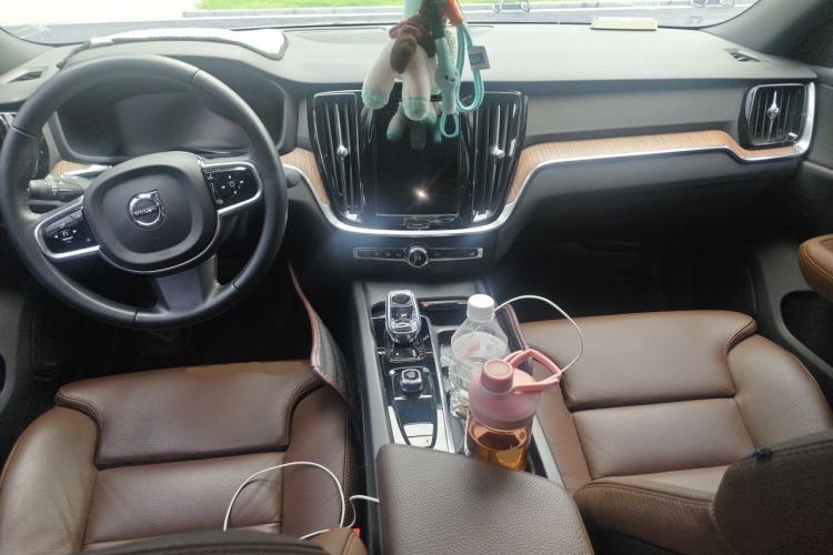 Used Volvo S60 2022 B4 Zhiyuan Luxury Edition Center Console