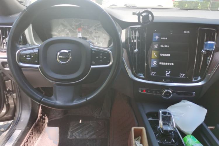 Used Volvo S60 2022 B4 Zhiyuan Luxury Edition Center Console