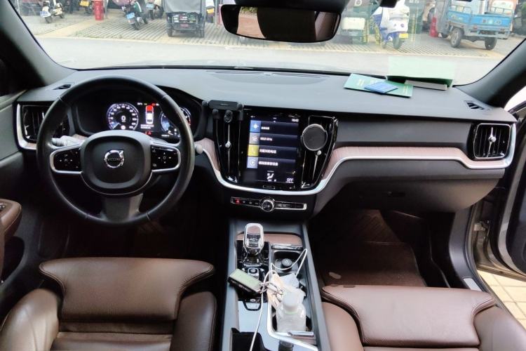 Used Volvo S60 2022 B4 Zhiyuan Luxury Edition Center Console