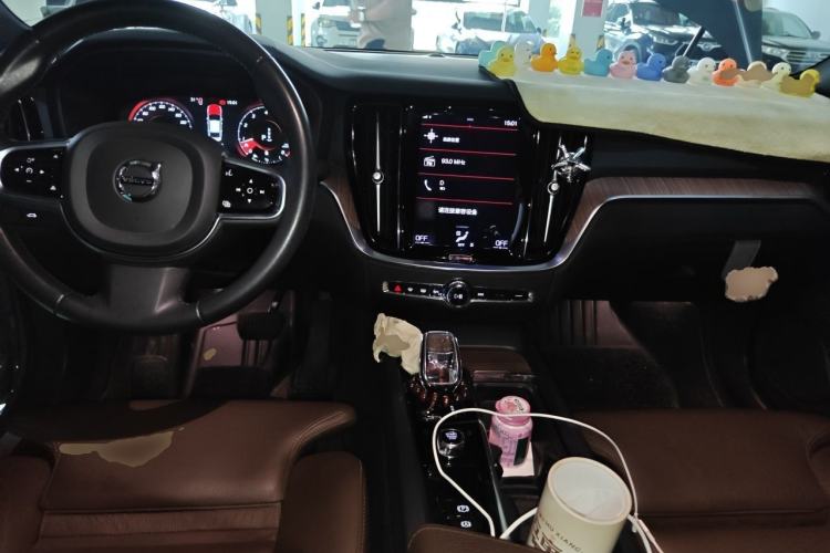Used Volvo S60 2022 B4 Zhiyuan Luxury Edition Center Console