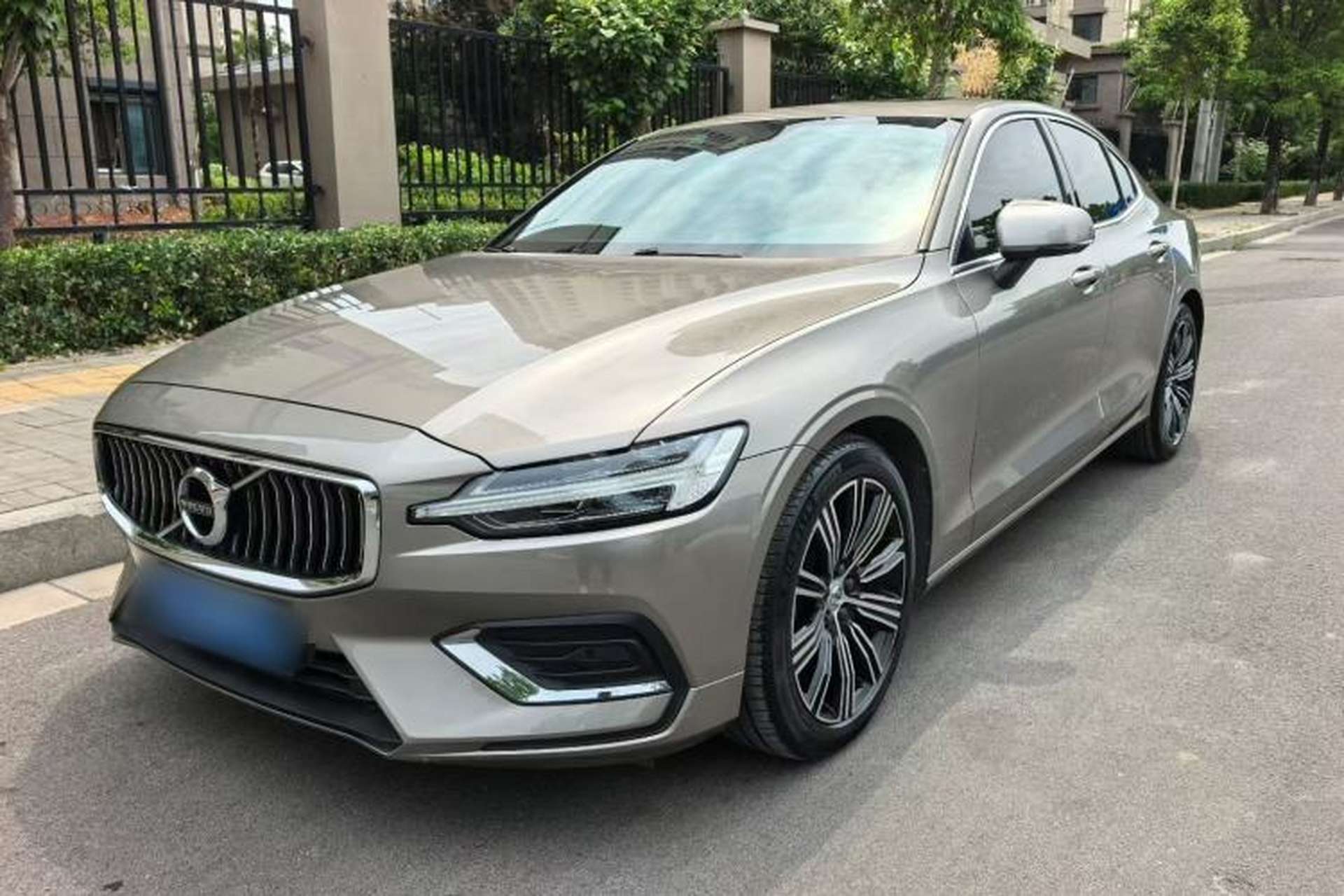 Used Volvo S60 2022 B4 Zhiyuan Luxury Edition Front Left 45 Deg