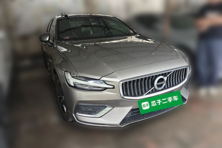 Used Volvo S60 2022 B4 Zhiyi Luxury Edition Front Right 45 Deg