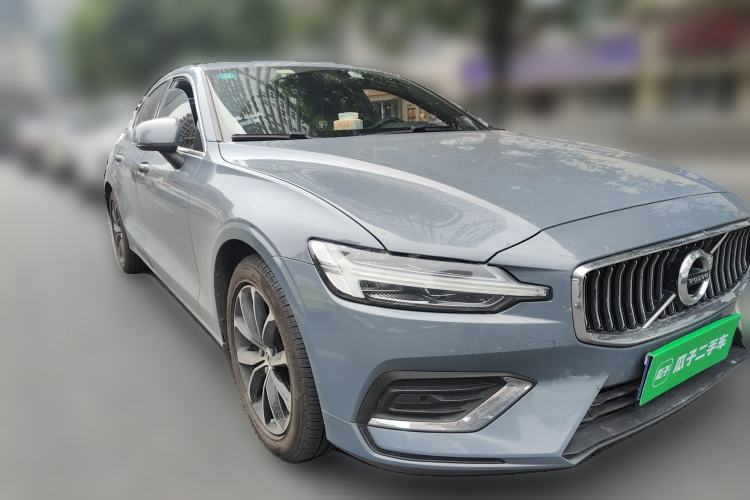 Used Volvo S60 2022 B4 Zhiyi Luxury Edition Front Right 45 Deg