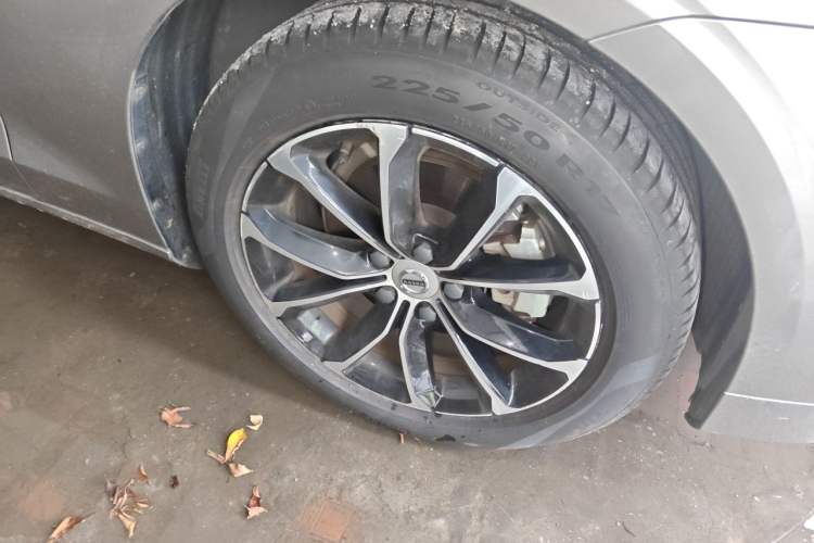 Used Volvo S60 2022 B4 Zhiyi Luxury Edition Right Front Wheel Hub