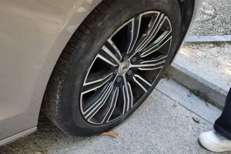 Used Volvo S60 2022 B4 Zhiyuan Luxury Edition Right Front Wheel Hub