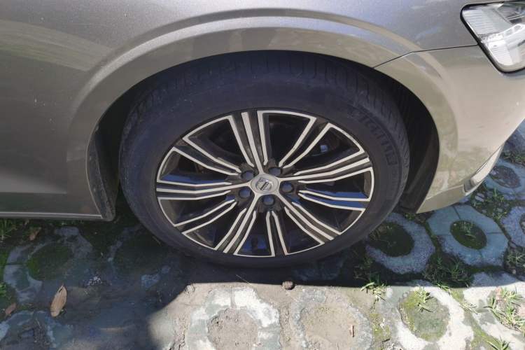 Used Volvo S60 2022 B4 Zhiyuan Luxury Edition Right Front Wheel Hub