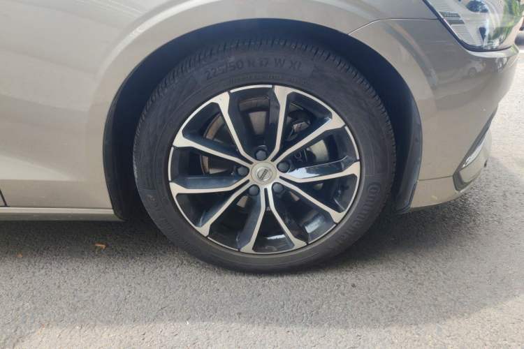 Used Volvo S60 2022 B4 Zhiyuan Luxury Edition Right Front Wheel Hub