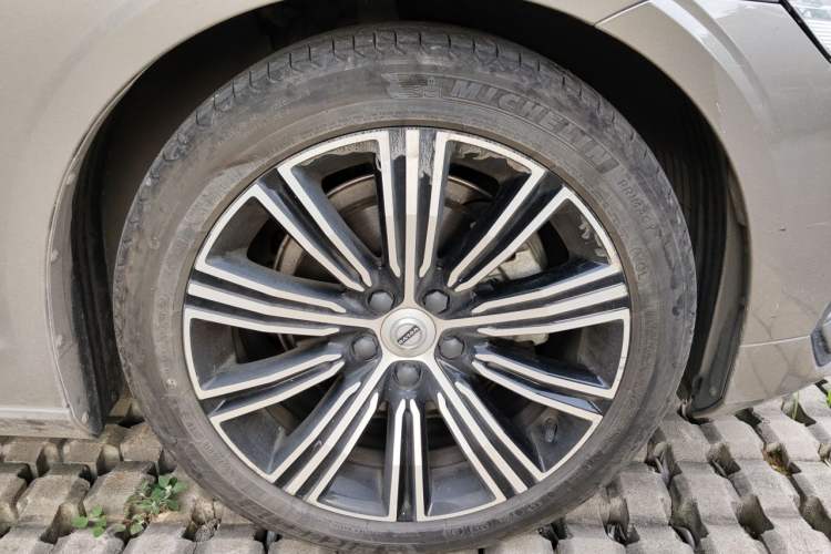 Used Volvo S60 2022 B4 Zhiyuan Luxury Edition Right Front Wheel Hub