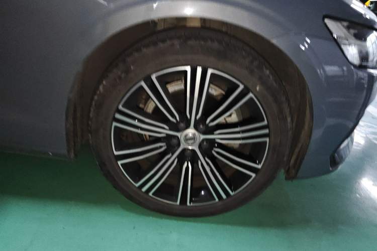 Used Volvo S60 2022 B4 Zhiyuan Luxury Edition Right Front Wheel Hub