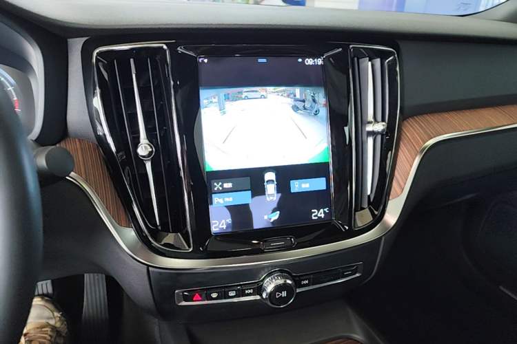 Used Volvo S60 2022 B4 Zhiyuan Luxury Edition Audio And AC Panel